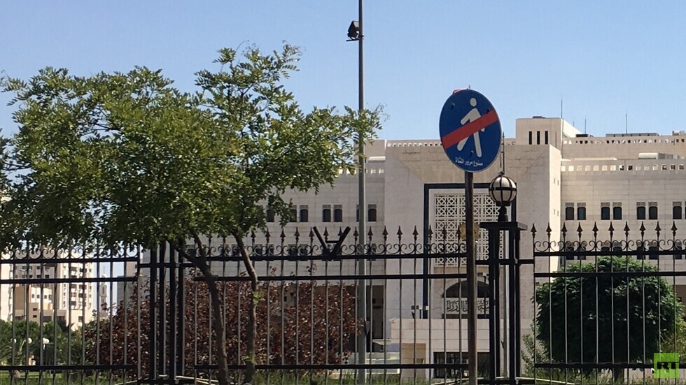 الحكومة السورية تطلب عدم التمديد للعاملين بعد إتمام السن القانونية