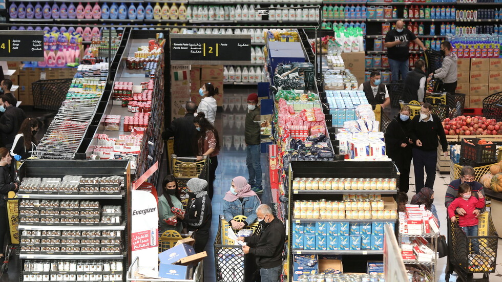 لبنان.. تهافت على محال بيع المواد الغذائية واللحوم قبل الإقفال التام