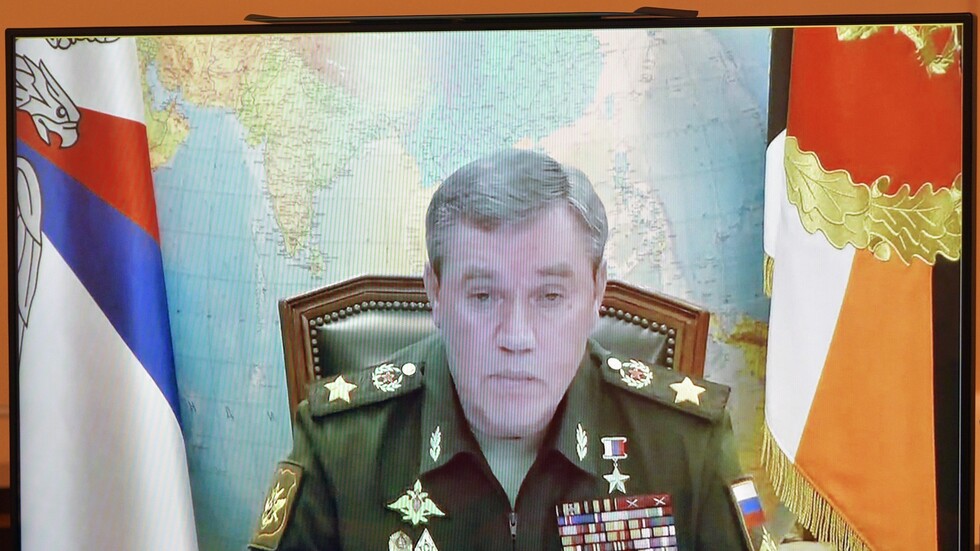 رئيس هيئة الأركان الروسية يبحث مع نظيره الأمريكي قضايا الأمن في العالم