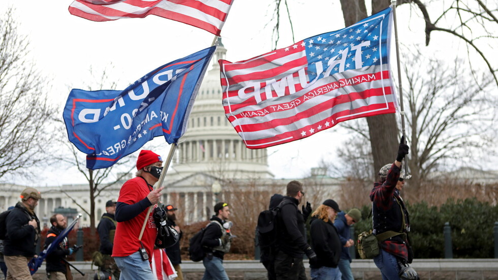 رويترز: إف.بي.آي يصدر تحذيرا من احتجاجات مسلحة محتملة مع اقتراب تنصيب بايدن