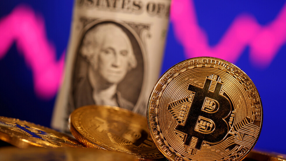 عملة "البيتكوين" تهبط بنحو 6%