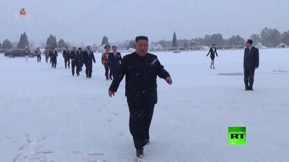 بالفيديو.. كيم جونغ أون يزور ضريح أبيه وجده