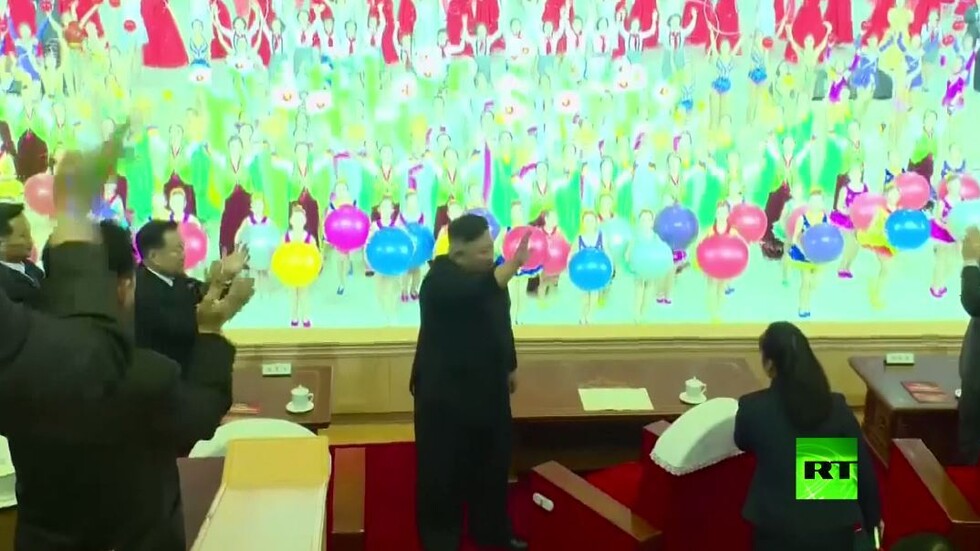 كيم جونغ أون يحضر عرضا احتفاليا في مؤتمر الحزب الحاكم في بيونغ يانغ