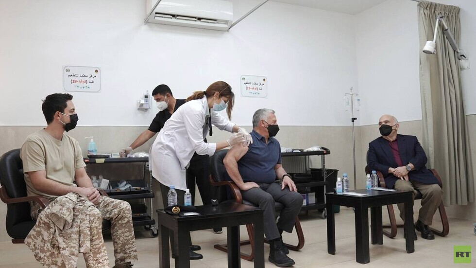 الملك الأردني وولي العهد والأمير الحسن بن طلال يتلقون لقاح فيروس كورونا