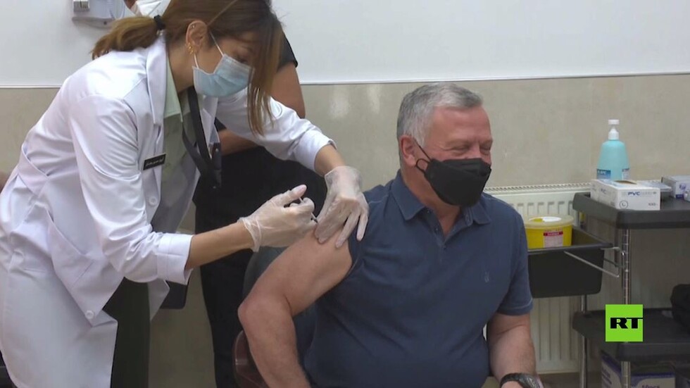 بالفيديو.. العاهل الأردني عبد الله الثاني يتلقى لقاح كورونا