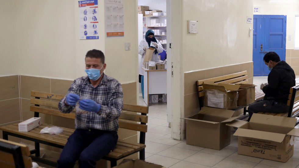 الأردن يبدأ بإعطاء لقاح كورونا للاجئين