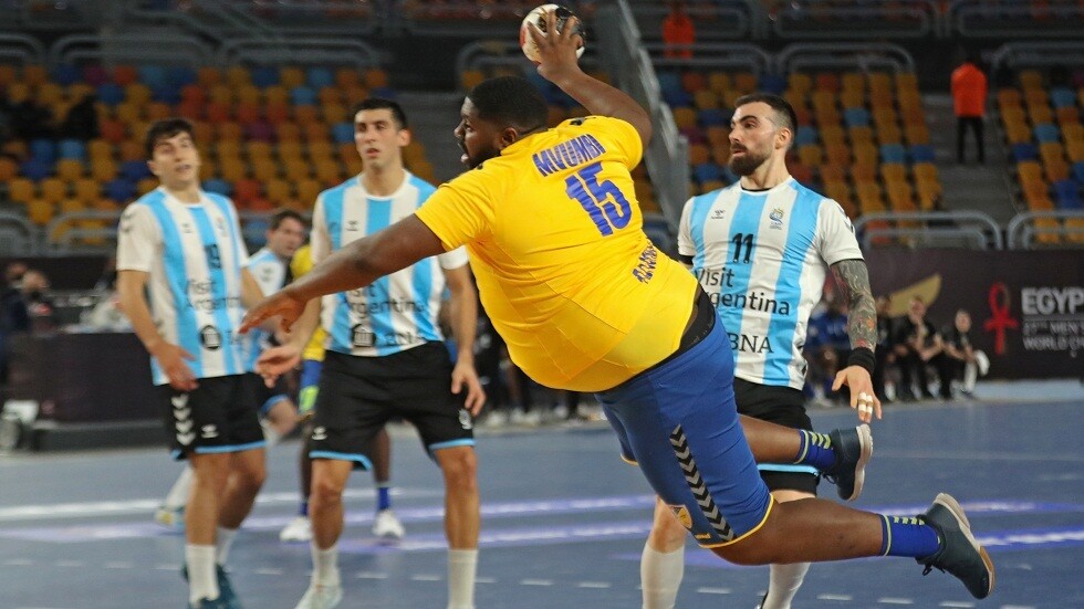 بسبب وزنه الزائد.. لاعب يسرق الأضواء في كأس العالم لكرة اليد (فيديو وصور)