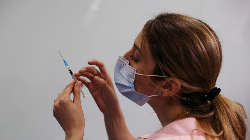 وزارة الصحة الإسرائيلية: 13 شخصا أصيبوا بشلل خفيف في الوجه بعد تلقيهم لقاح كورونا