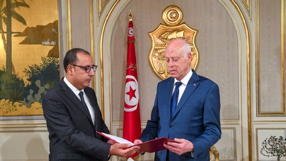 وسط توتر سياسي.. رئيس الوزراء التونسي يجري تعديلا وزاريا واسعا (فيديو)