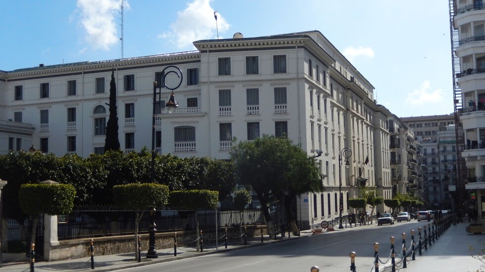 محامون جزائريون: "اللوبي الفرنسي" حطم أحلام الجزائريين في صناعة سيارة بأنامل محلية