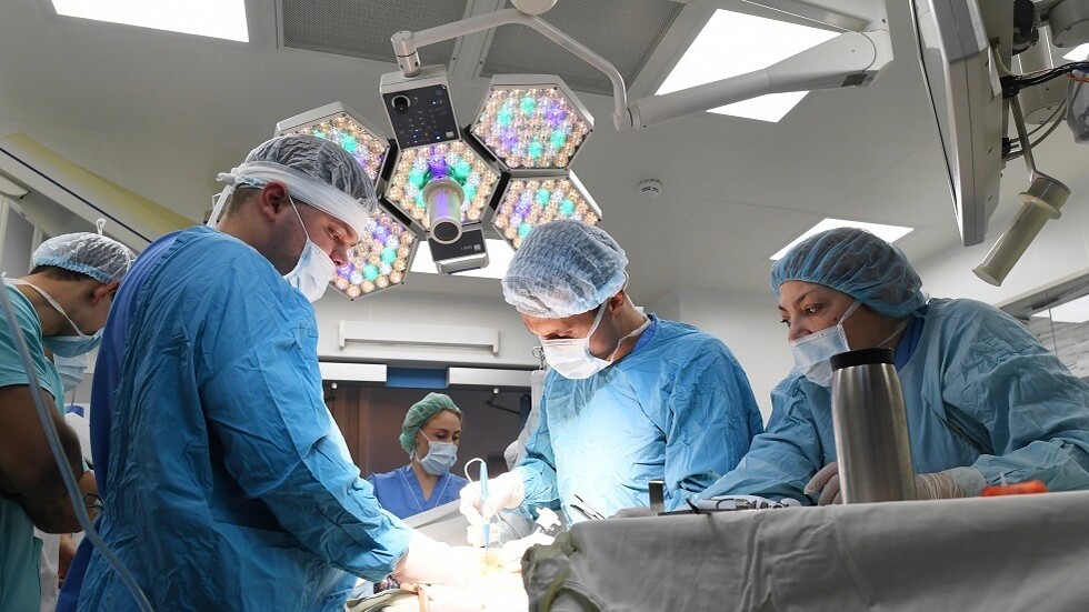 لمدة 8 ساعات.. سيدة بريطانية تجري عملية استئصال لورم بالمخ دون تخدير