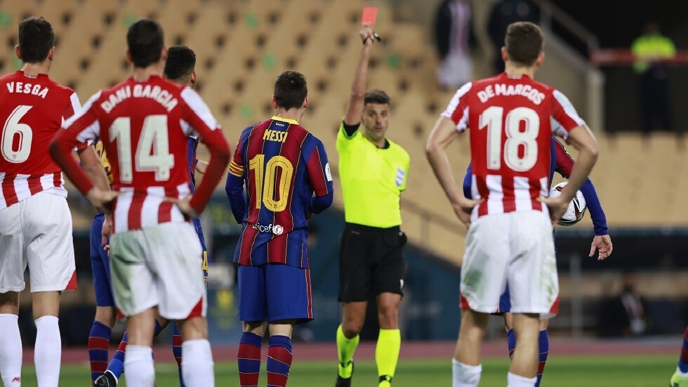 ميسي يتلقى بطاقة حمراء تاريخية ليلة سقوط برشلونة (فيديو)