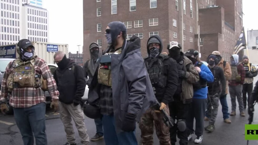 قبيل مراسم تنصيب بايدن.. مدججون بالأسلحة يحتشدون أمام مبنى ولاية أوهايو