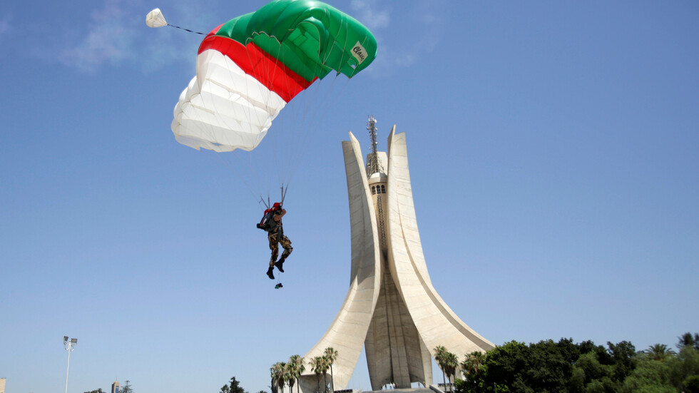 مناورات عسكرية كبرى "بالذخيرة الحية" في تندوف الجزائرية على الحدود مع المغرب والصحراء الغربية