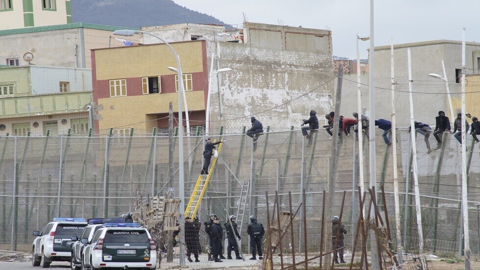 عشرات المهاجرين يجتاحون جيب مليلية الخاضع لإسبانيا