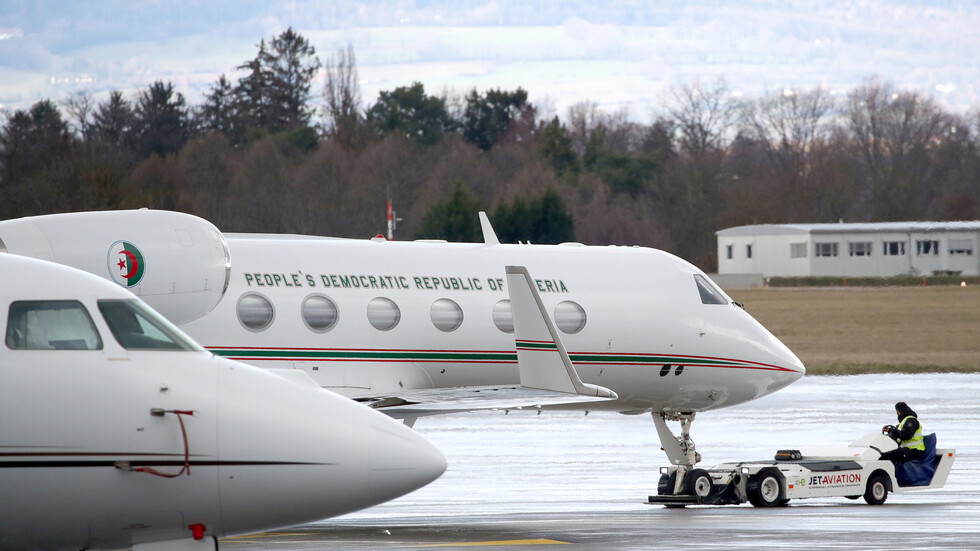 الجزائر تخصص رحلتين لإجلاء الطلبة العالقين في المغرب