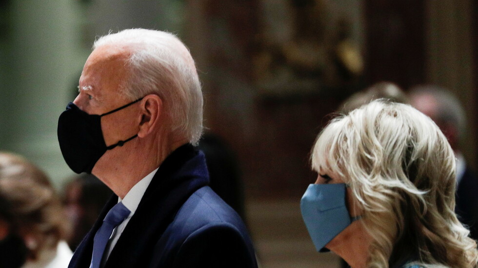 بايدن وزوجته يحضران قداسا في كاتدرائية سانت ماثيوز قبيل حفل التنصيب