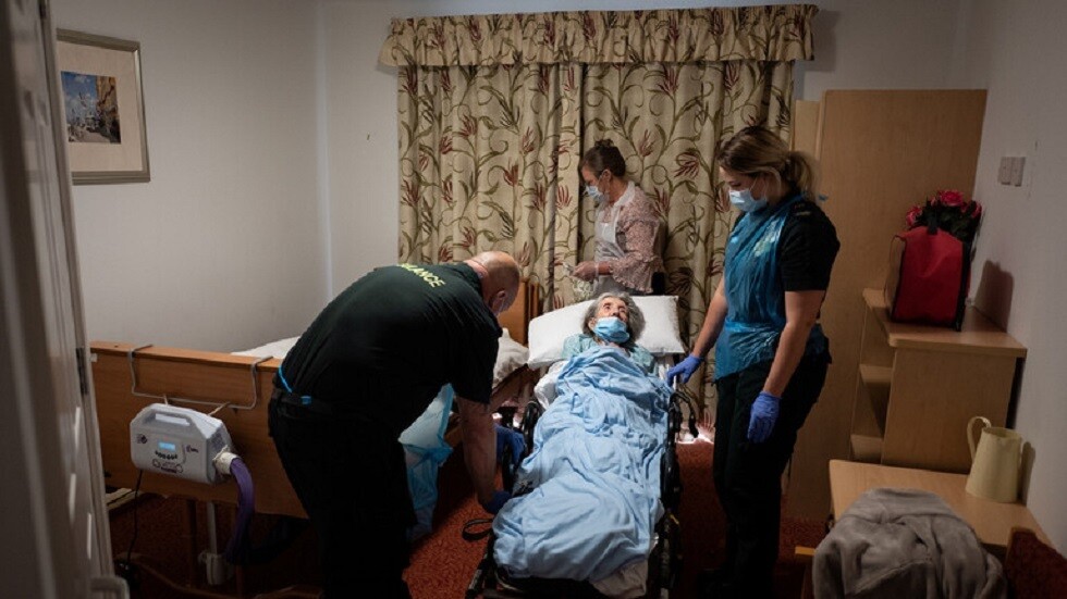 بريطانيا.. 1820 وفاة جديدة بـ"كوفيد-19"