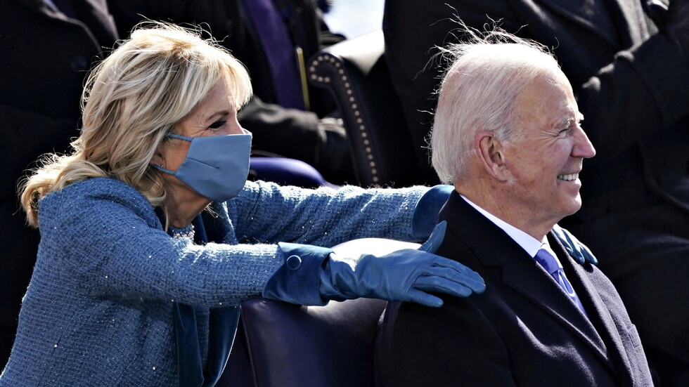 بالفيديو.. بايدن يصدر أول حزمة من المراسيم بصفته رئيسا للولايات المتحدة