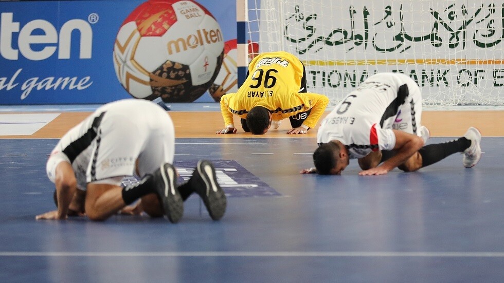 الأحمر يقود مصر للفوز على روسيا.. ويتلقى تهنئة خاصة (فيديو)