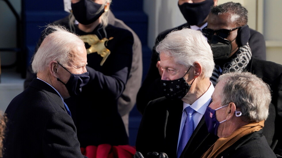 بيل كلينتون "يأخذ غفوة" في حفل تنصيب بايدن