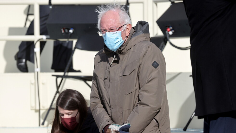 ما قصة قفازات ساندرز التي سرقت الأضواء؟