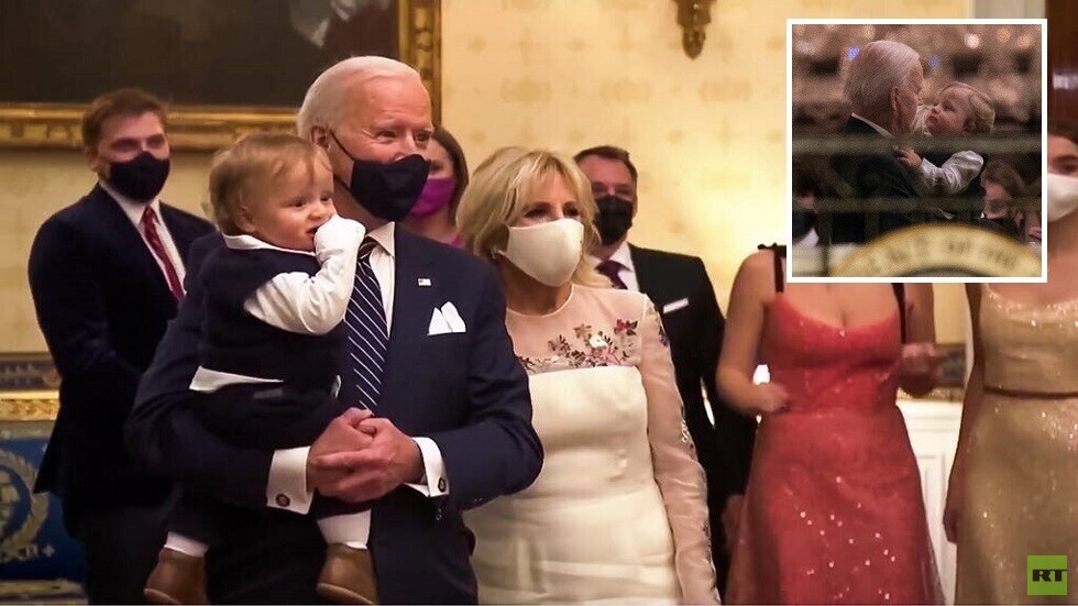 حفيد بايدن يسرق الأضواء من جده يوم التنصيب (فيديو)