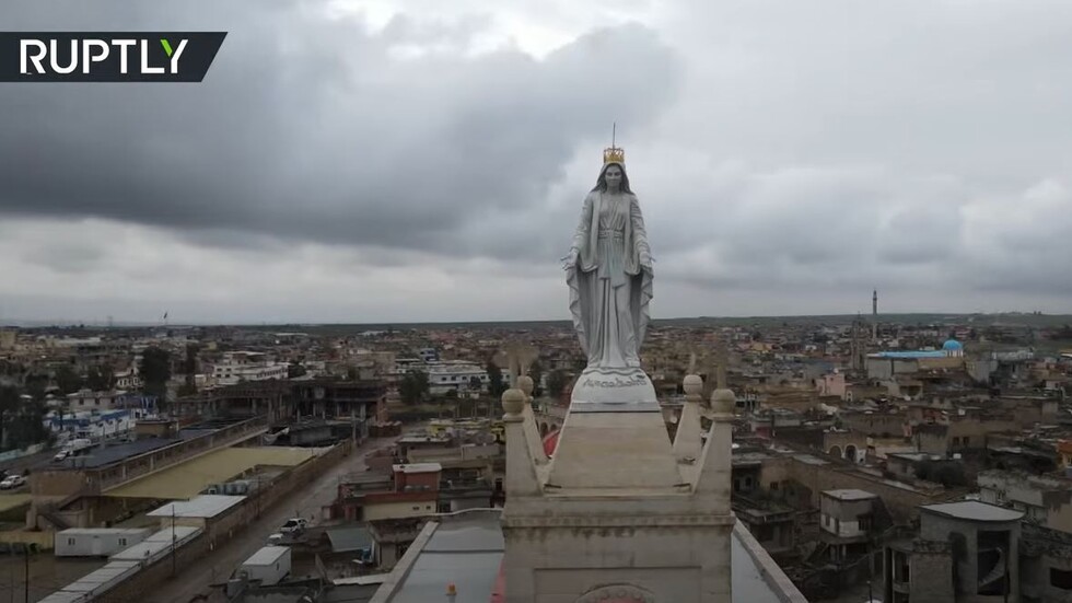 تمثال السيدة العذراء يتوج برج أكبر كنائس العراق بعد تحريرها من "داعش"