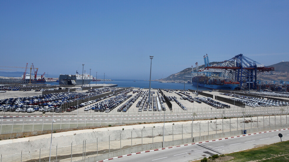 "الكونفيدينثيال" الإسبانية: على مدريد الانشغال بالخطر المتعاظم لميناء طنجة