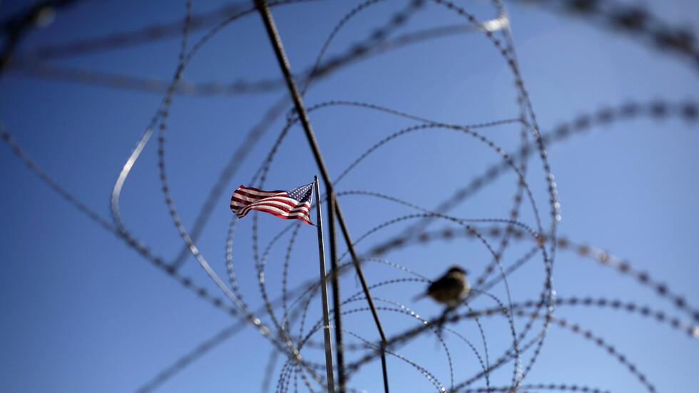 بايدن يبحث مع رئيس المكسيك مراجعة سياسات ترامب في مجال الهجرة