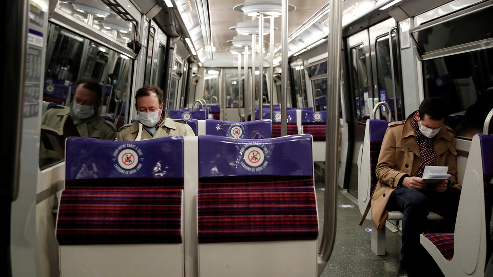 أطباء فرنسيون يوصون بعدم الكلام أو التحدث بالهاتف أثناء ركوب وسائل النقل العام