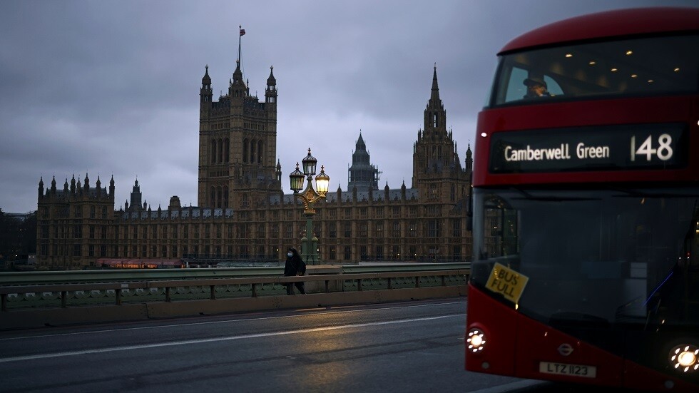 إعلام: انطلاق صافرات الإنذار بالحريق وسط تصاعد الدخان في مبنى قصر ويستمنستر وسط لندن