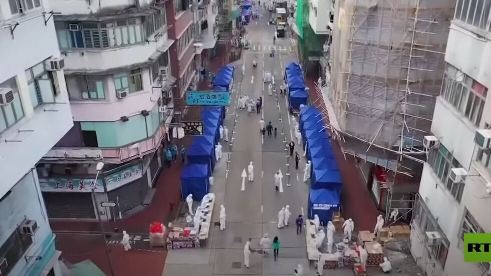 هونغ كونغ تحجر حيا بأكمله وتجري اختبارات جماعية لآلاف السكان