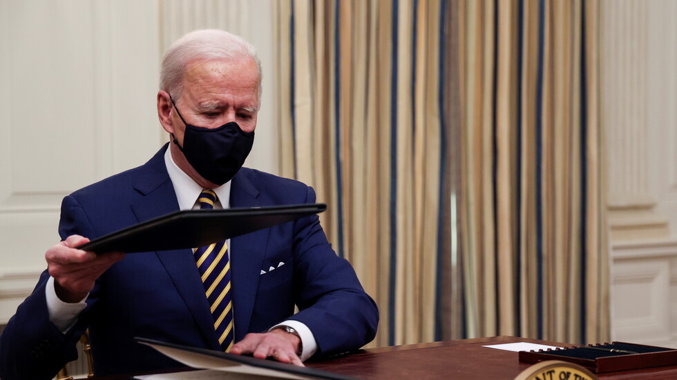 "رويترز": بايدن يوقع الاثنين أمرا لحظر دخول غير الأمريكيين القادمين من 30 دولة أجنبية