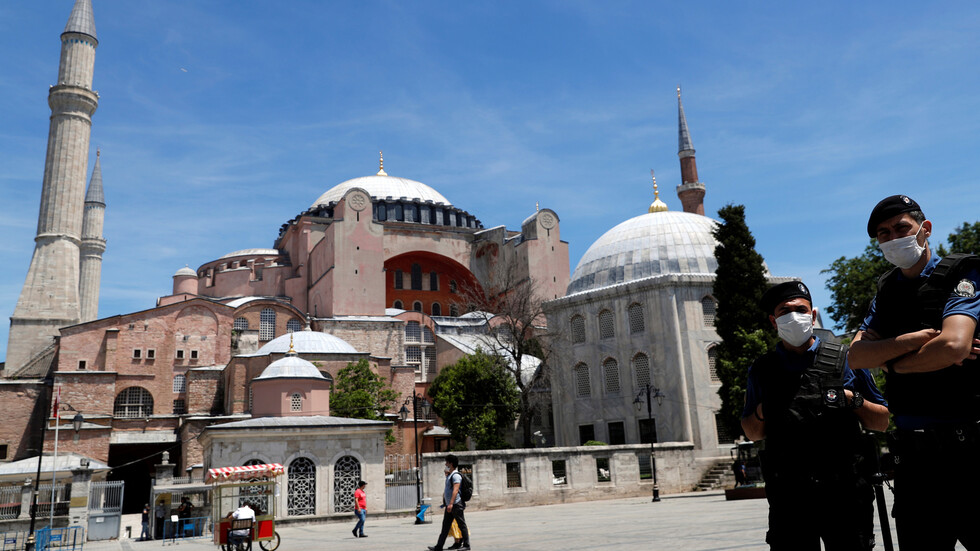 رجل يهاجم بسكين 3 مواطنين روس في اسطنبول