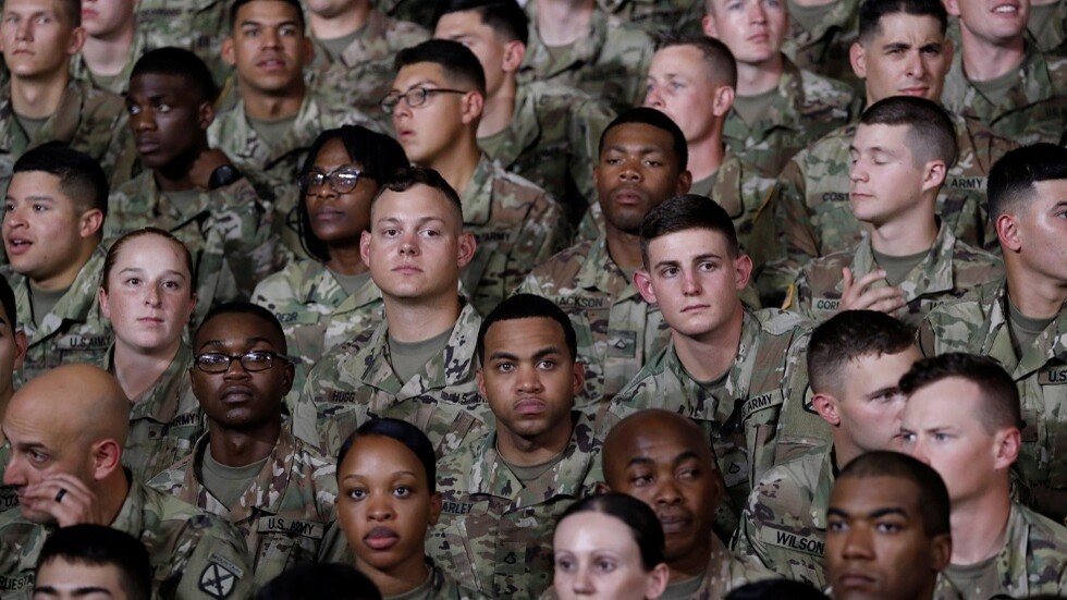 بايدن يلغي قرار منع المتحولين جنسيا من الخدمة في الجيش