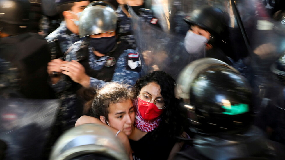 لبنان.. قطع طرقات رئيسية احتجاجا على تردي الأوضاع المعيشية ورفضا للإقفال الشامل