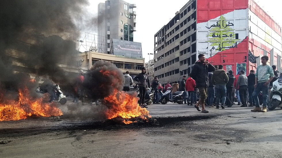 لبنان.. قطع للطرقات لليوم الثاني على التوالي بسبب تردي الأوضاع المعيشية