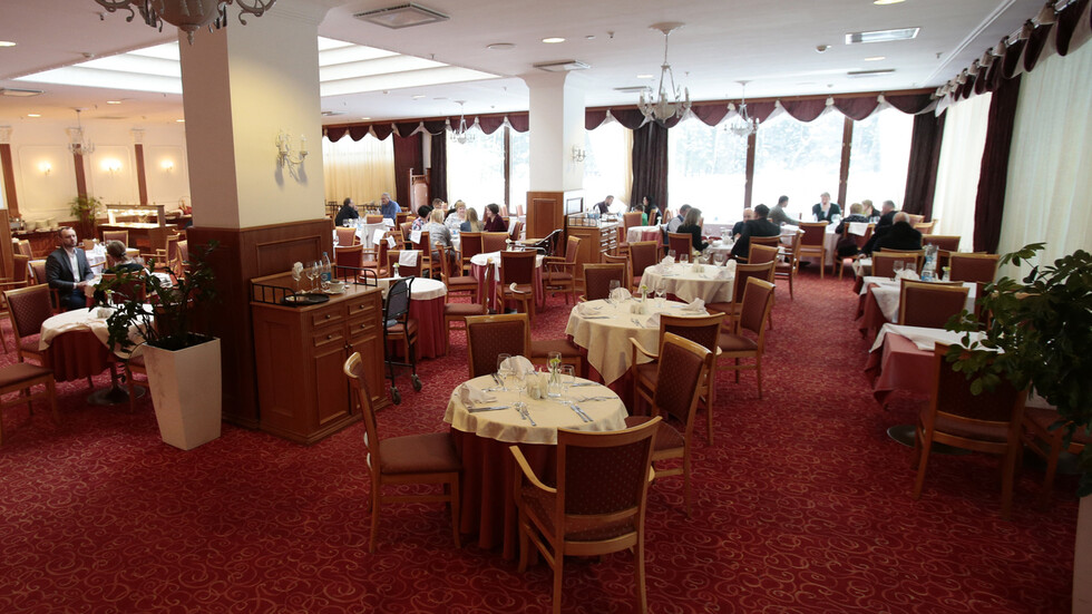 موسكو تلغي القيود المفروضة على المطاعم والنوادي الليلية في ظل تحسن الوضع الوبائي