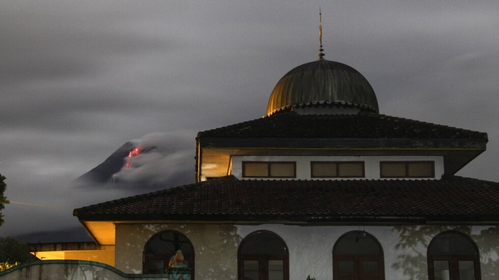 بعد سقوط مئات القتلى قبل 10 سنوات.. ثوران جديد لبركان في إندونيسيا