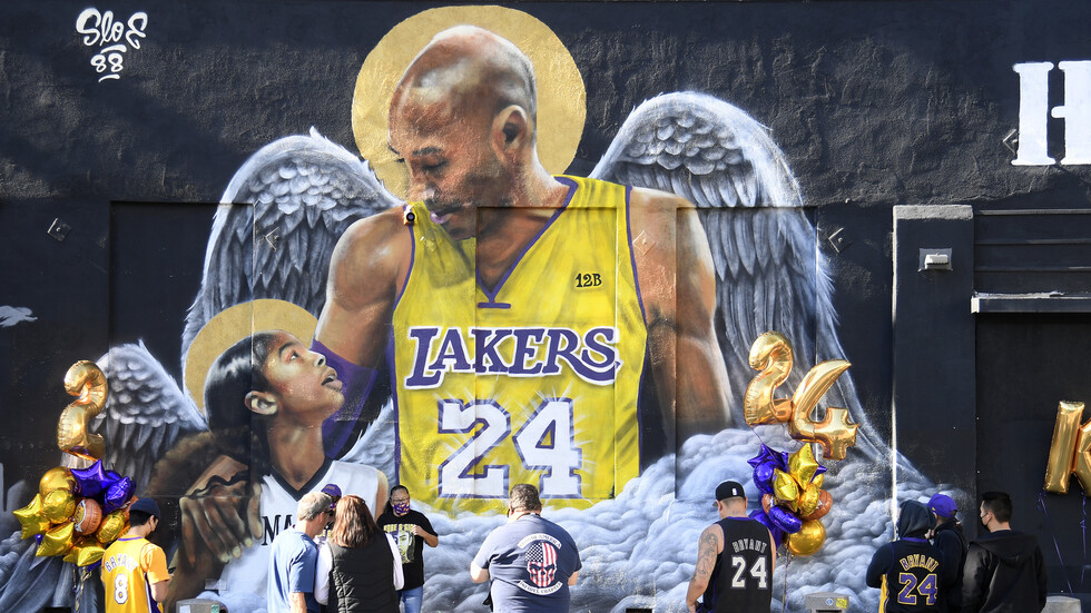 بعد مرور عام..  جمهور لوس أنجلوس يتذكر أسطورة كرة السلة الراحل