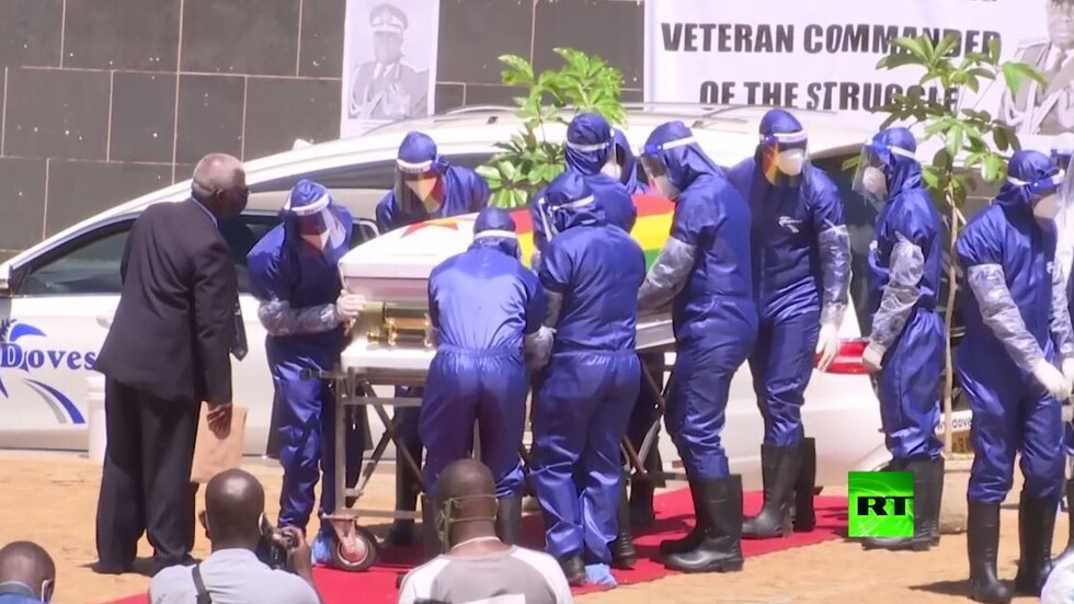 مراسم دفن مسؤولين كبار توفوا بسبب فيروس كورونا في زيمبابوي