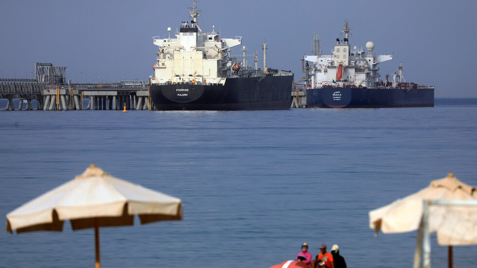 الحكومة المصرية تصدر بيانا بعد أنباء عن اصطدام سفينتين في قناة السويس