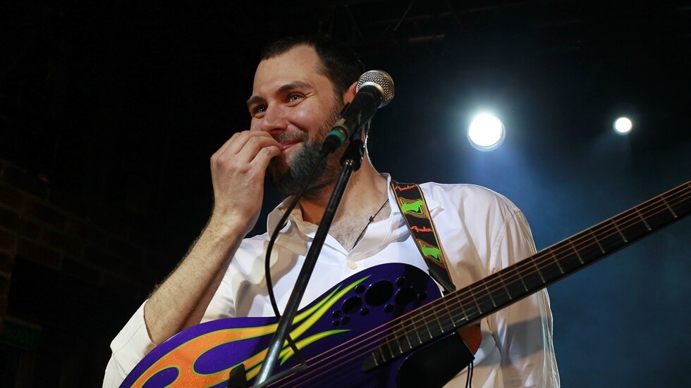 بعد قصيدة تنتقد المتظاهرين في موسكو.. "تويتر" يحجب حساب ممثل روسي