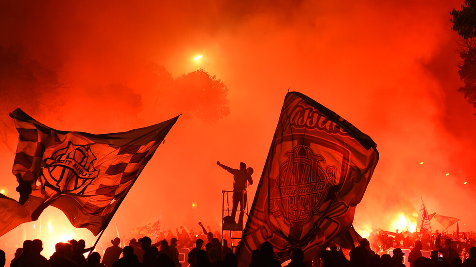 بالفيديو.. الغضب يخرج جماهير مارسيليا عن المألوف وتحاول اقتحام النادي