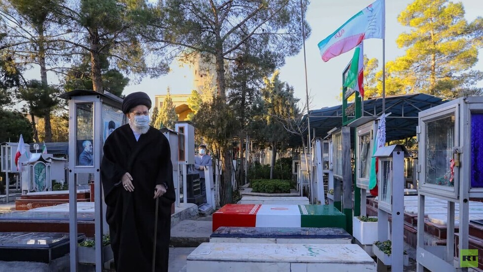 من أجل الخميني.. المرشد الإيراني يكسر حجره المنزلي لأول مرة منذ بدء الجائحة (صور+فيديو)