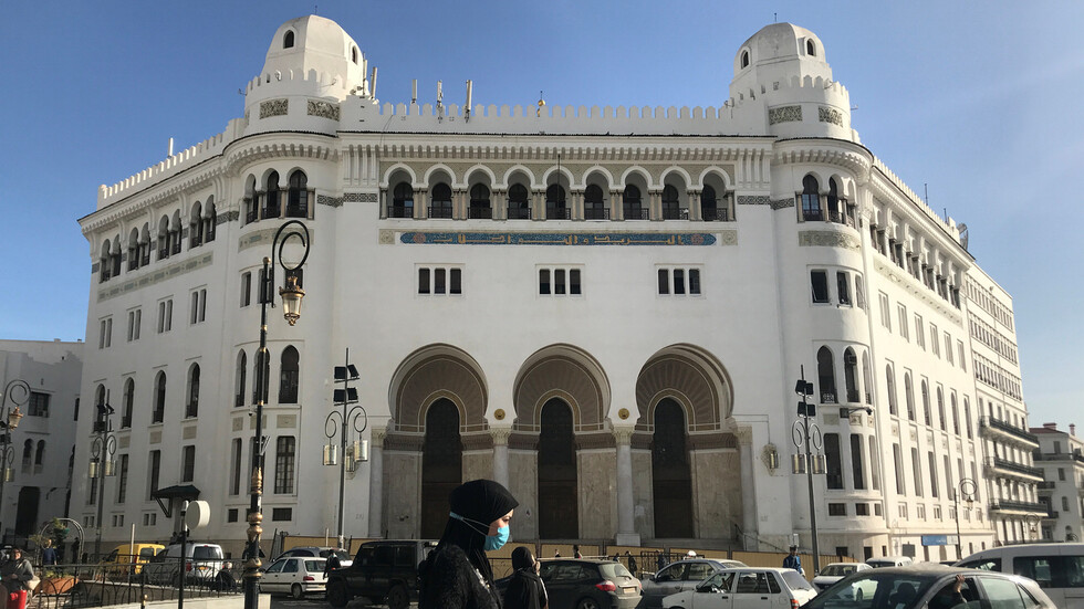 الجزائر.. مواطنون يبيعون الكهرباء دون حسيب أو رقيب