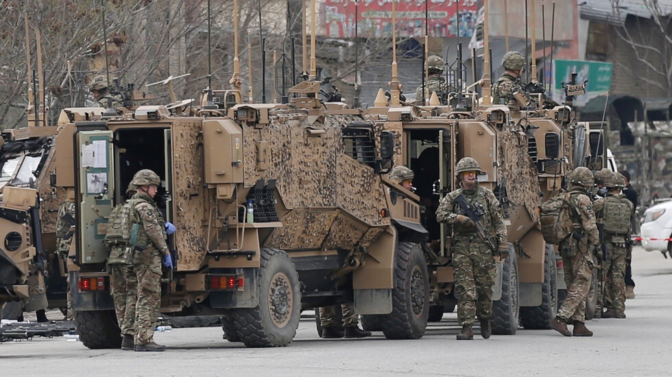 "رويترز" عن مسؤولين: الناتو يخطط للبقاء في أفغانستان