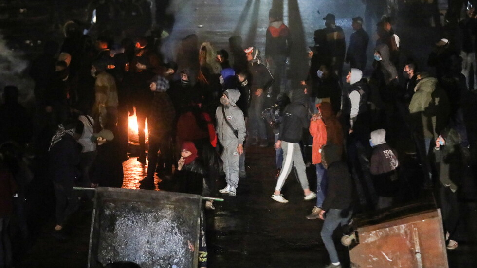 بالفيديو.. لبنانيون يقطعون طريق الرينغ وسط بيروت احتجاجا على توقيف أحد الناشطين