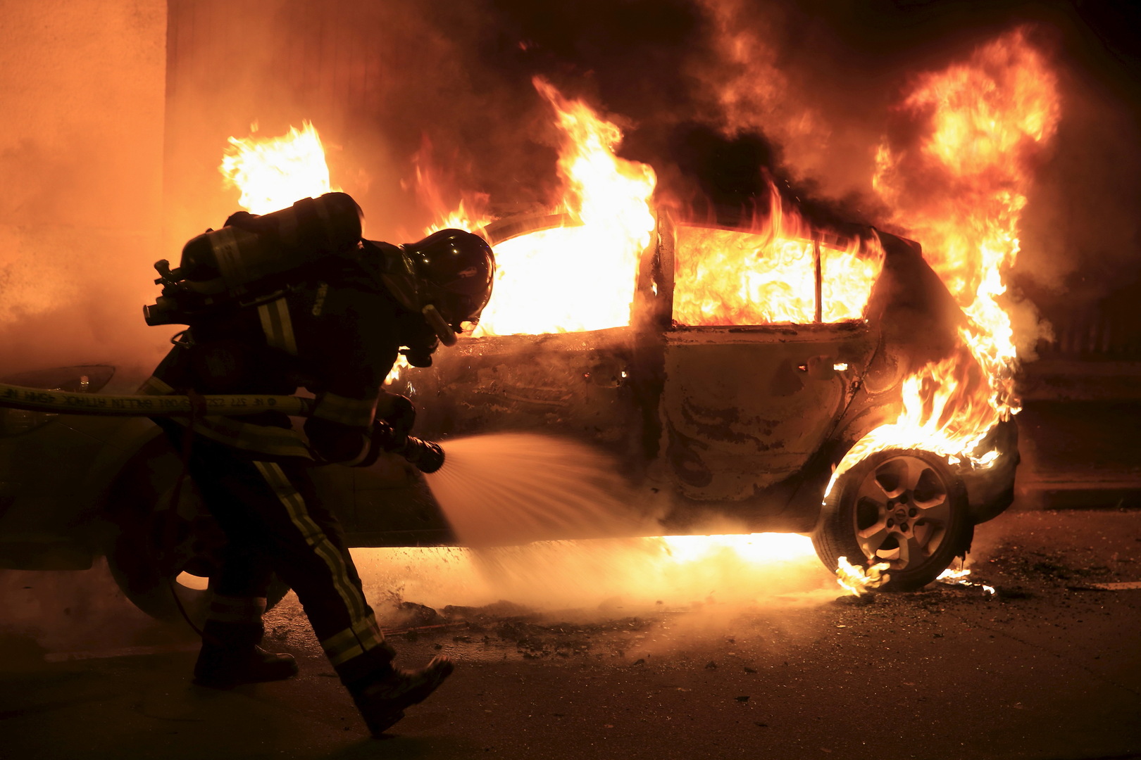 رأس سنة  في فرنسا.. إحراق نحو 60 سيارة ومصرع شخص بألعاب نارية